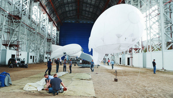俄軍浮空飛行器生産車間曝光 氣球尾部已打軍標