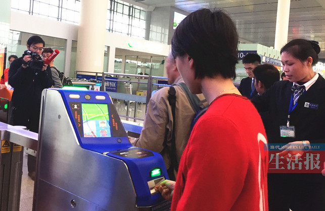 【焦点图】南宁火车东站启用人脸识别 自助刷脸进站只需3秒