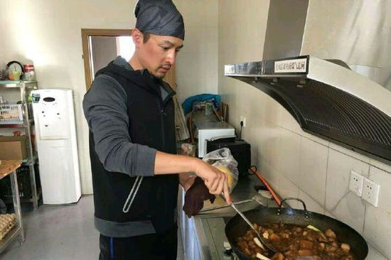 胡歌素面朝天下厨房 脸颊晒出高原红