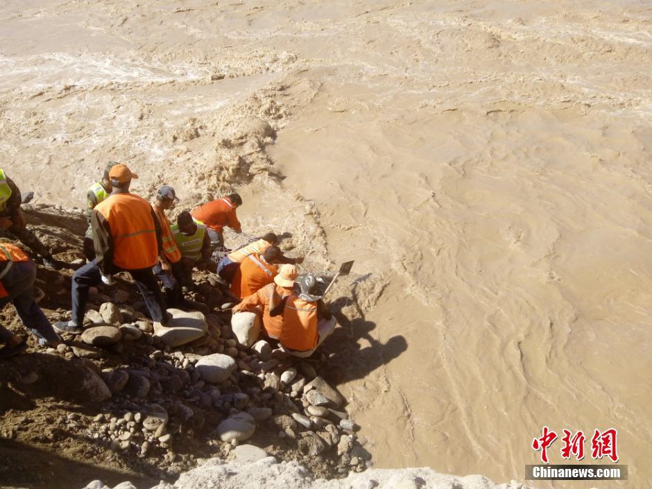 新疆抓緊搶修通往葉城柯克亞鄉泥石流災害現場道路