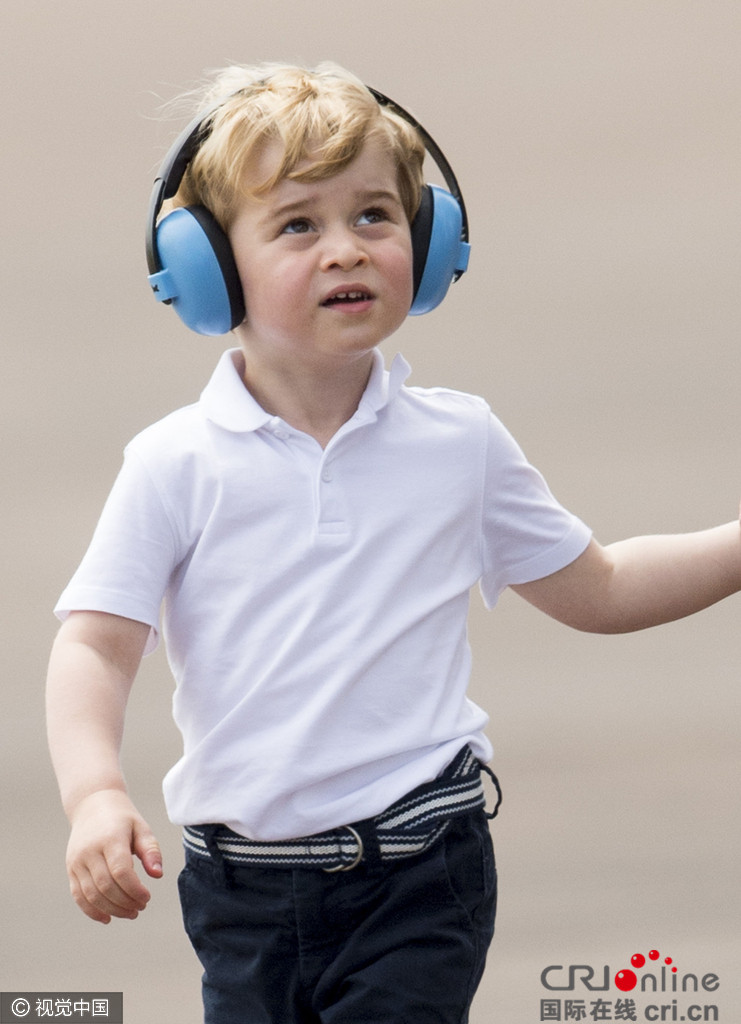 英国小王子乔治参观空军基地咬手指表情萌翻组图