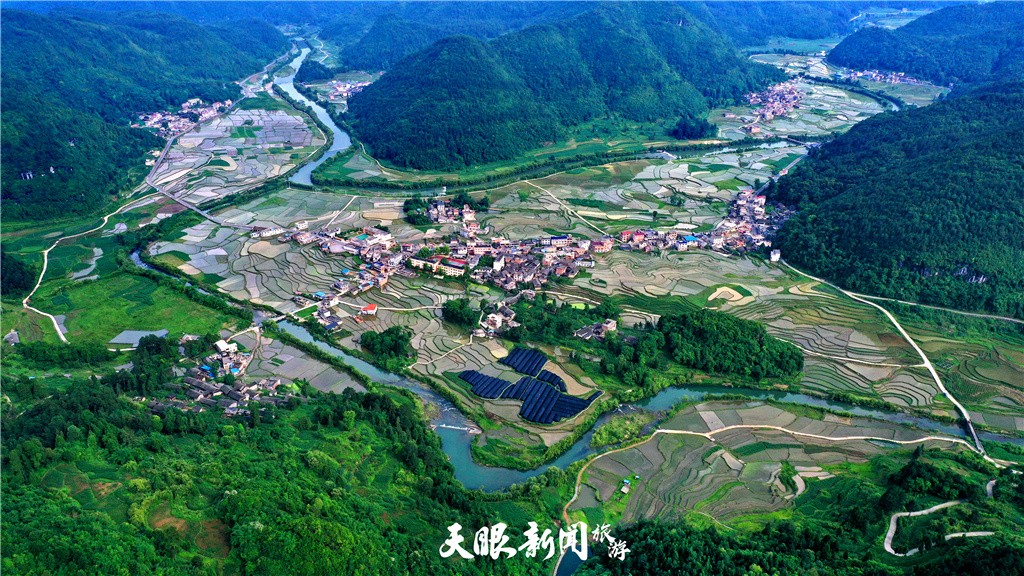 黔南贵定腊利梯田：夏日风光如诗如画 秦刚