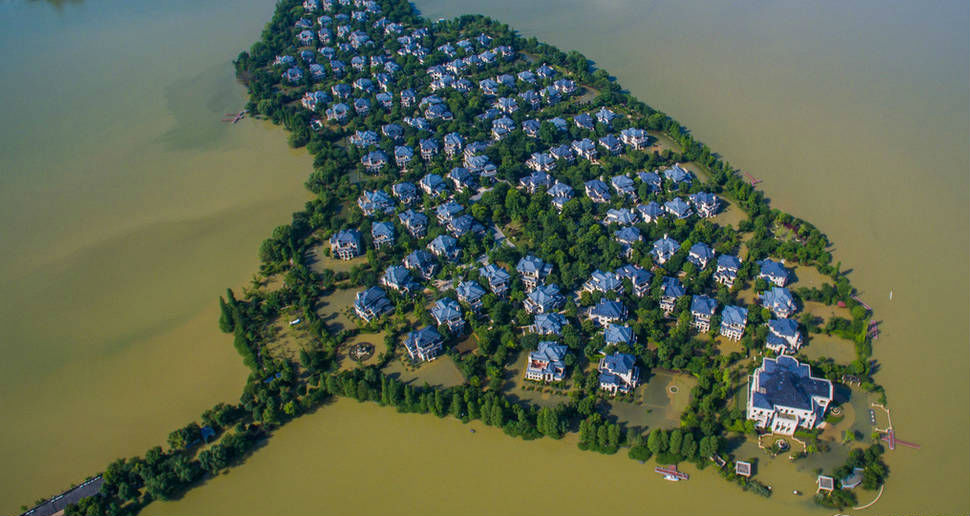 武汉最奢华别墅区被洪水围困成"孤岛"