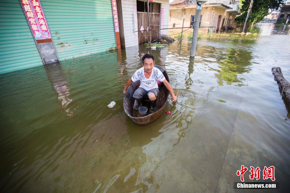 江西都昌多个乡镇内涝严重 民众划木盆出行