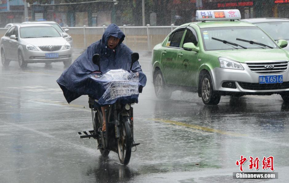 “尼伯特”攜暴雨襲福州