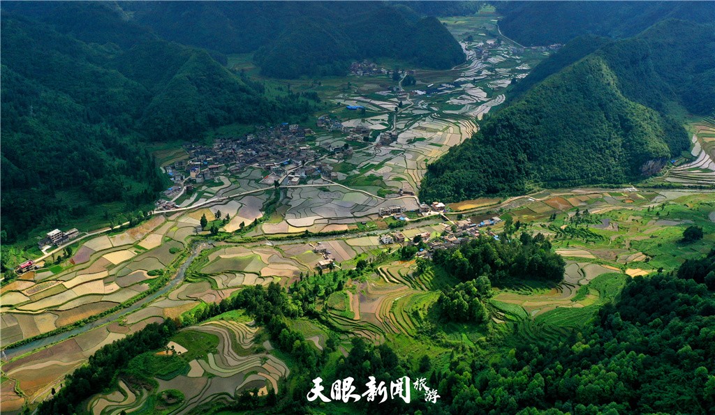 黔南贵定腊利梯田：夏日风光如诗如画 秦刚