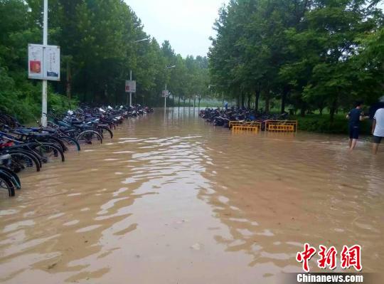河南新乡暴雨袭城破历史极值 列车晚点景区关闭