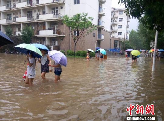 河南新乡暴雨袭城破历史极值 列车晚点景区关闭