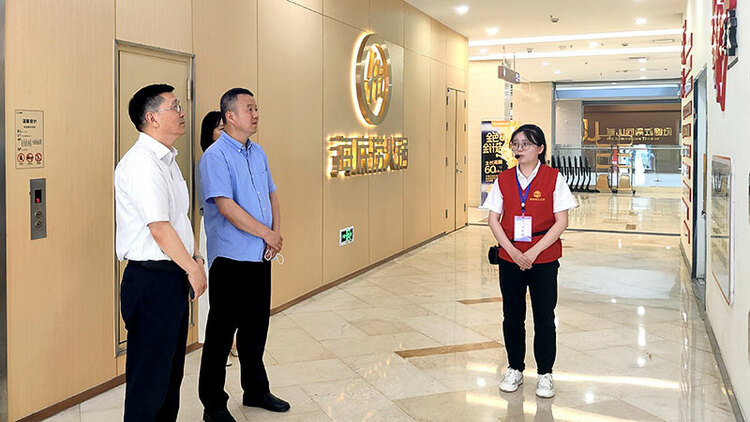 四川省总工会二级巡视员孙家洪到自贡市督导工会干部赴基层蹲点工作_fororder_2调研现场