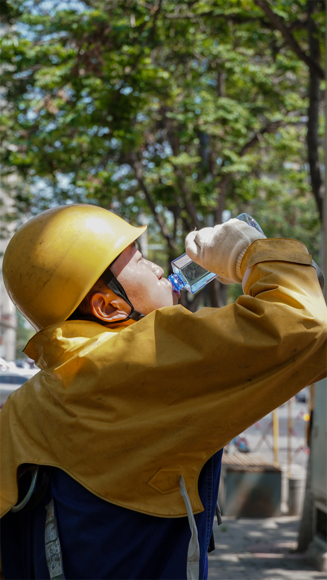 致敬坚守 高温下的“烤”验_fororder_7(1)