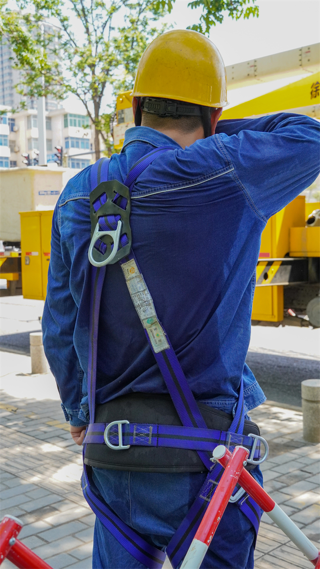 致敬坚守 高温下的“烤”验_fororder_8(1)