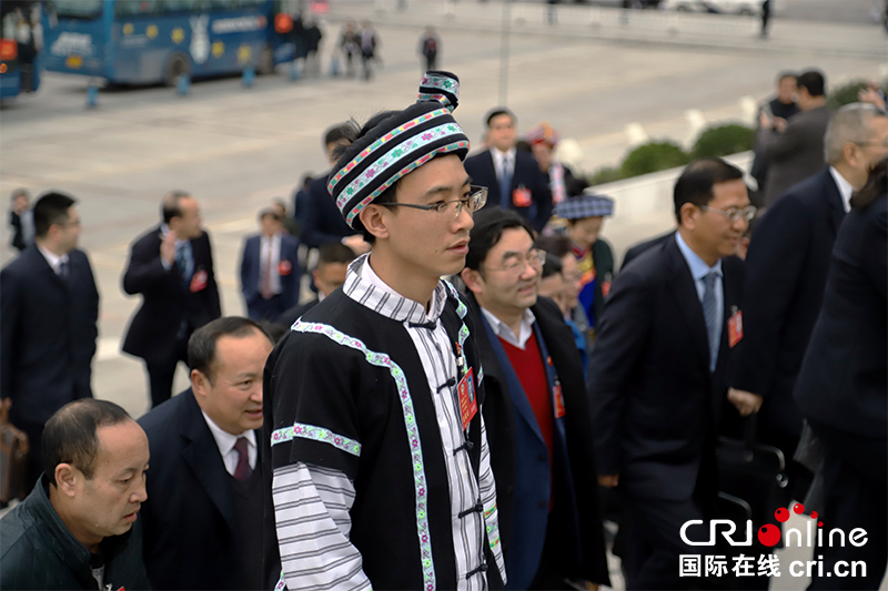 图片默认标题_fororder_政协委员陆续走进会场