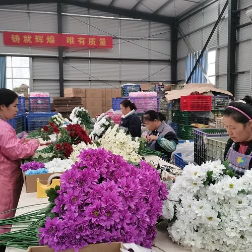 弄陈村扶贫车间的仿真花制作业务目前已遍布上林县9个乡镇,有20个外发