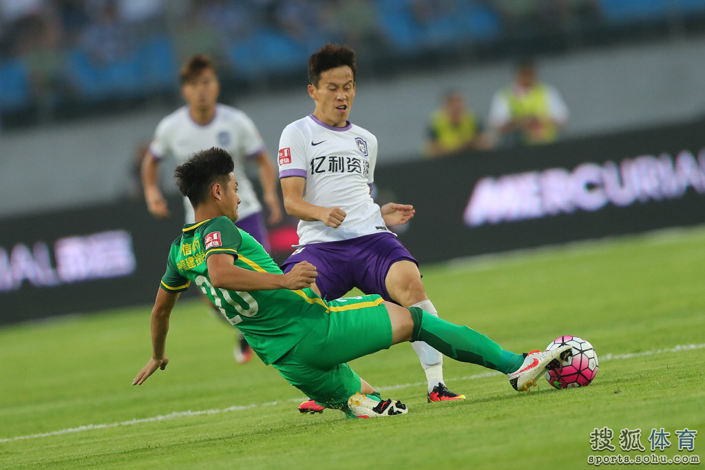 高清:国安0-0闷平泰达 双方拼抢激烈张辛昕滑铲 高清:国安0-0闷平泰达 双方拼抢激烈张辛昕滑铲