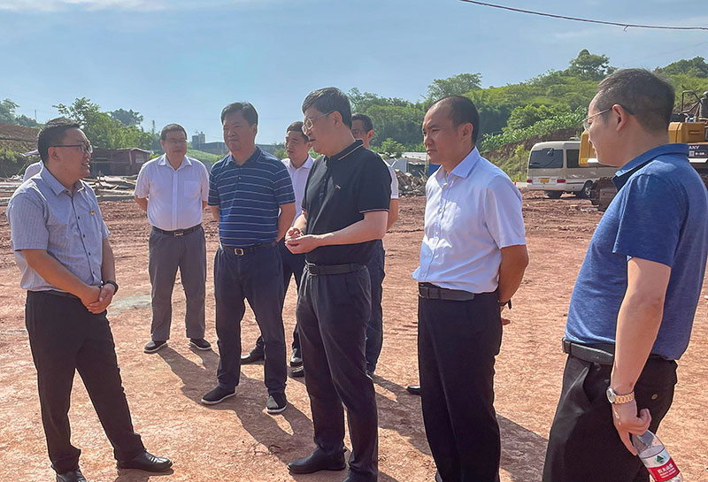 自贡市政协主席王猛带队前往贡井区开展“双助”活动_fororder_调研现场