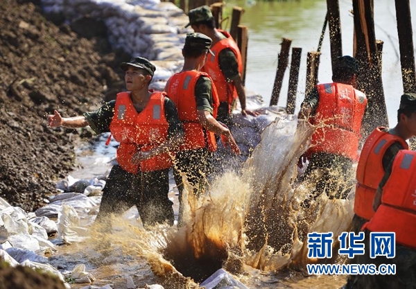 武警部队调4个机动师增援抗洪 总兵力达3.2万人