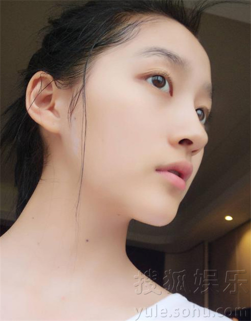 关晓彤晒自拍肤白貌美却被卧蚕抢了镜图