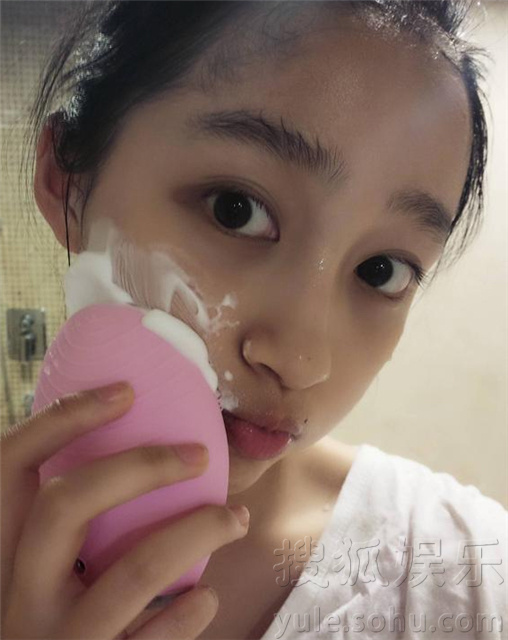 关晓彤晒自拍肤白貌美却被卧蚕抢了镜图