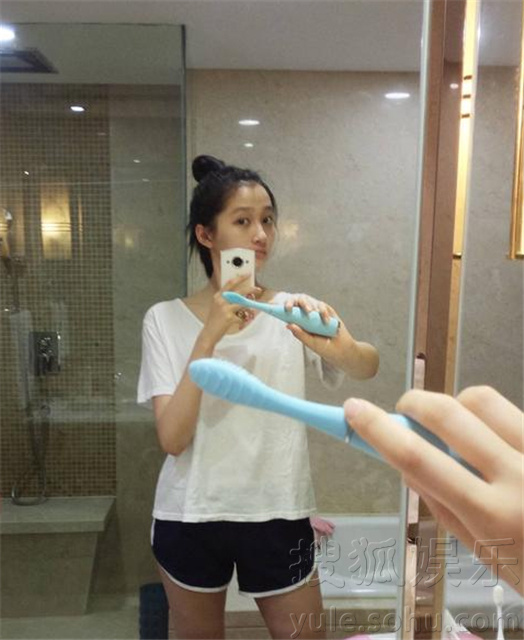 关晓彤晒自拍肤白貌美 却被卧蚕抢了镜