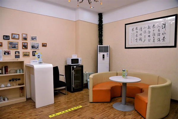 成都气温突破35℃ 环卫工人调整作业时间_fororder_成都银行茶店子分行内的成都环卫工人爱心驿站-供图-成都市城市管理委员会