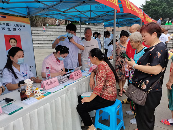 宜宾市第三人民医院加入“全民禁毒宣传月”宣传活动_fororder_义诊现场-摄影-罗磊