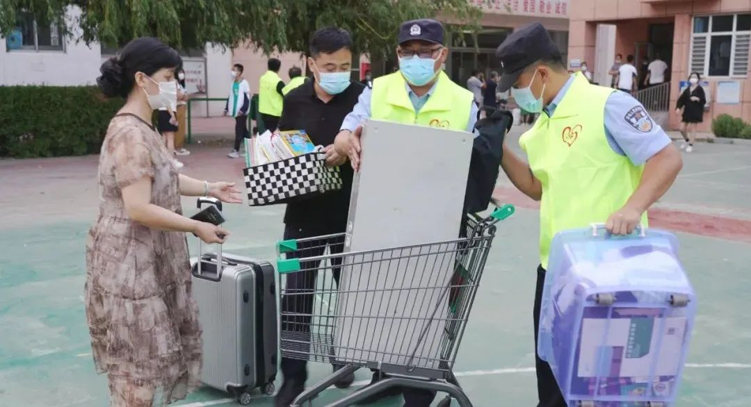 （原創）高考落幕 愛心延續：黃驊民警張新連續第三年組織為高考考生搬運行李活動_fororder_2