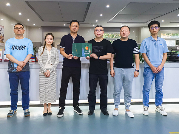 自贡高新区颁发首张《建设工程规划许可证》_fororder_颁证现场