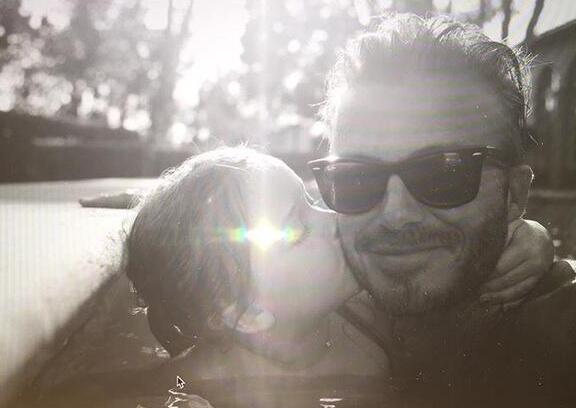 贝克汉姆女儿5岁生日 吻爸爸脸亲妈妈嘴