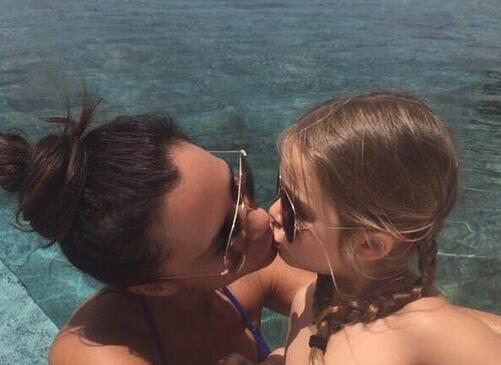 贝克汉姆女儿5岁生日 吻爸爸脸亲妈妈嘴