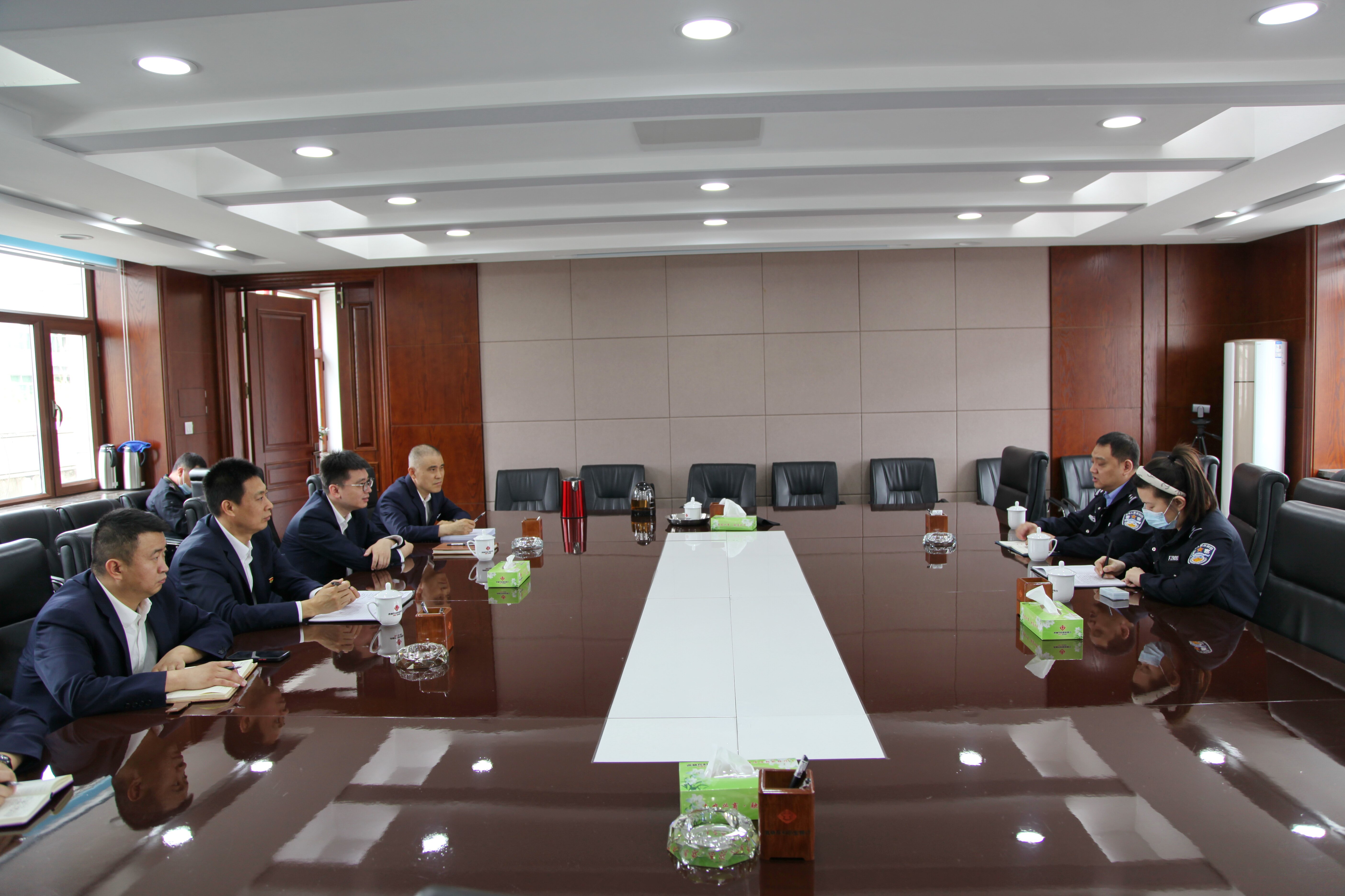 虎林农商银行：筑反诈防线守客户财产安全 树服务品牌显“百姓银行”温度_fororder_与公安机关开展反诈联络座谈_proc