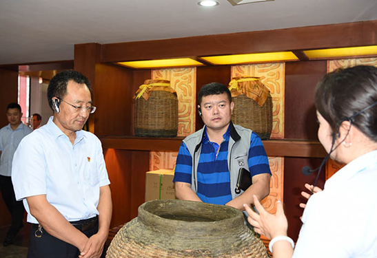 王定国扶贫基金会到陕西西凤酒厂调研考察