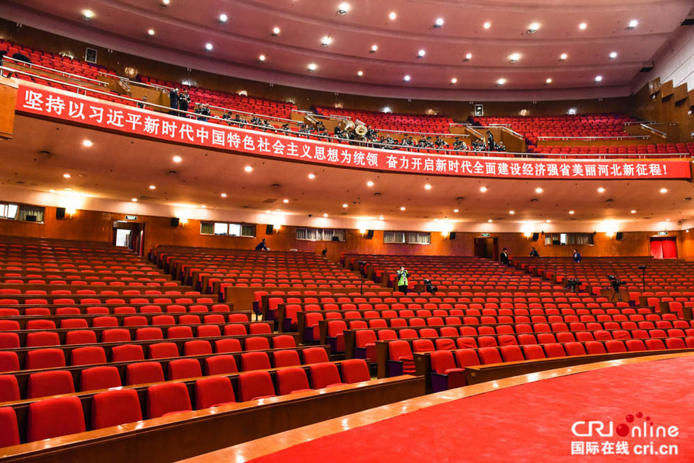 工作人员正在布置会场 张瞬晗 摄