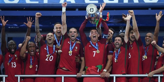 欧洲杯-葡萄牙1-0法国夺冠 C罗伤退奇兵绝杀
