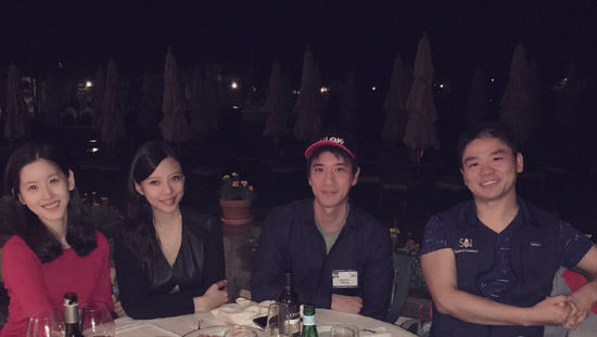 王力宏夫妇与刘强东夫妇聚餐 奶茶妹妹红衣抢眼