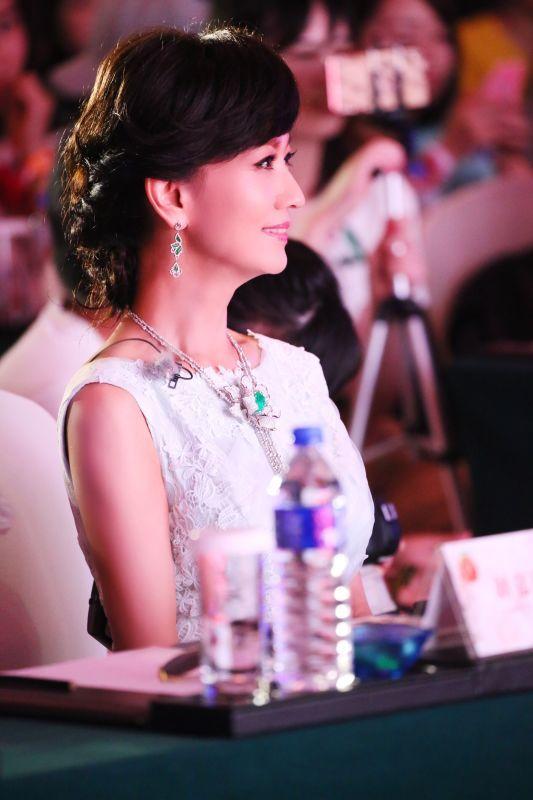 《我们来了》刘嘉玲变霸道总裁 赵雅芝优雅十足_娱乐_腾讯网