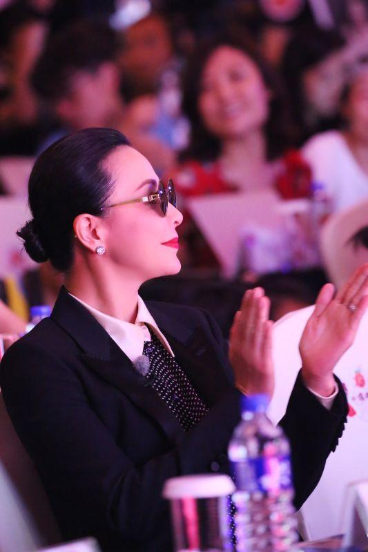 《我们来了》刘嘉玲变霸道总裁 赵雅芝优雅十足_娱乐_腾讯网