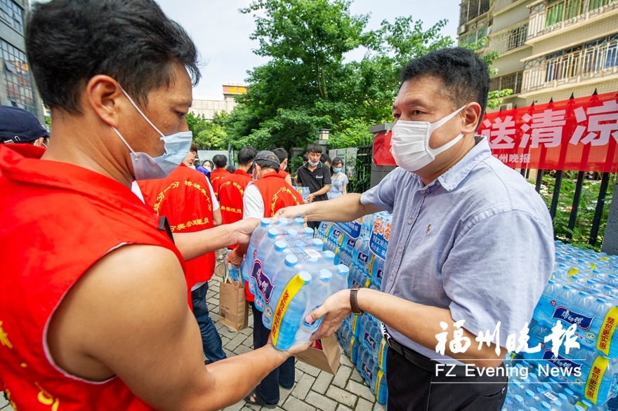 福州：5万瓶“爱心水”送一线 超200个茶摊已上岗
