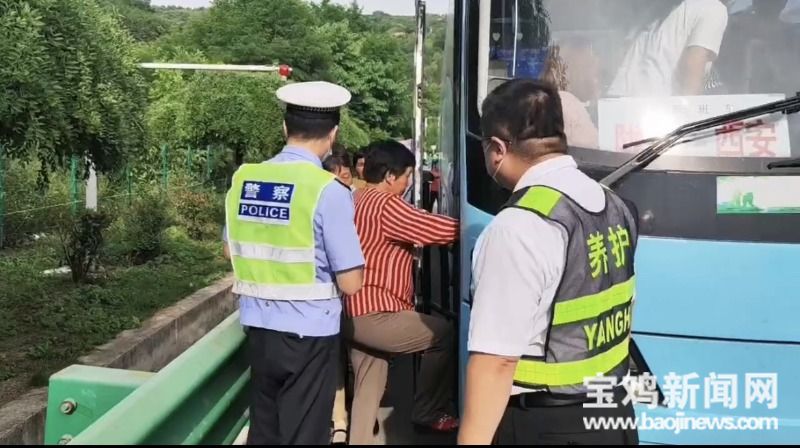 （转载）满载54名乘客的大客车高速公路抛锚 危急关头宝鸡交警赶到