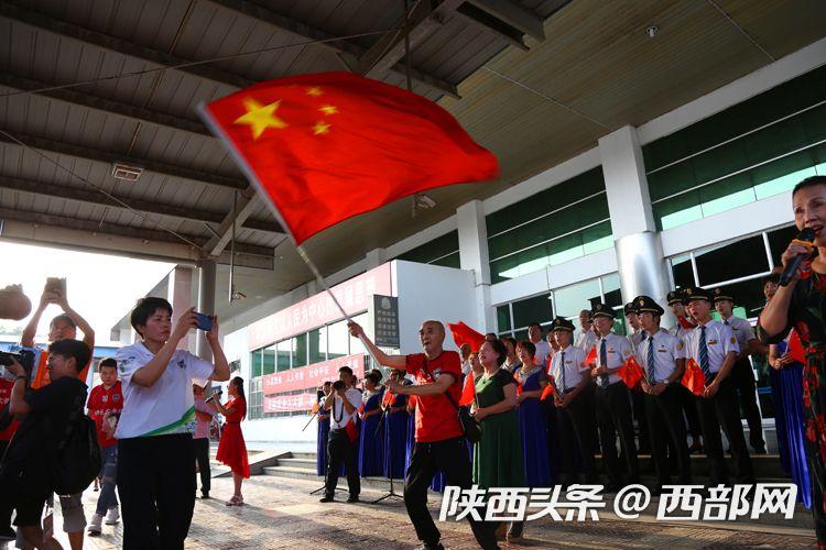 渭南车站举行“我是护旗手”活动 球迷专列在歌声中进站