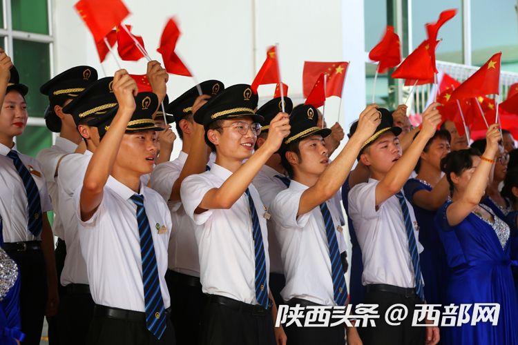 渭南车站举行“我是护旗手”活动 球迷专列在歌声中进站