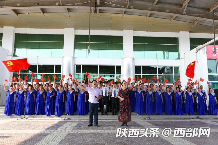 渭南车站举行“我是护旗手”活动 球迷专列在歌声中进站