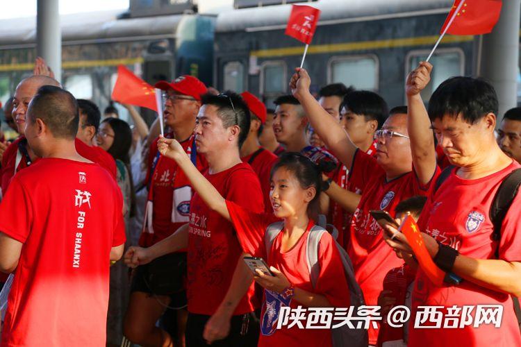 渭南车站举行“我是护旗手”活动 球迷专列在歌声中进站
