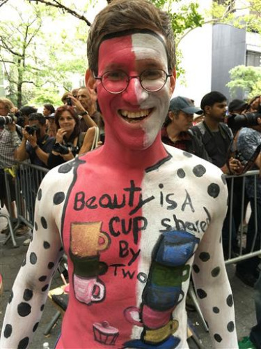 纽约举行人体彩绘日活动 近百名模特身体当画布