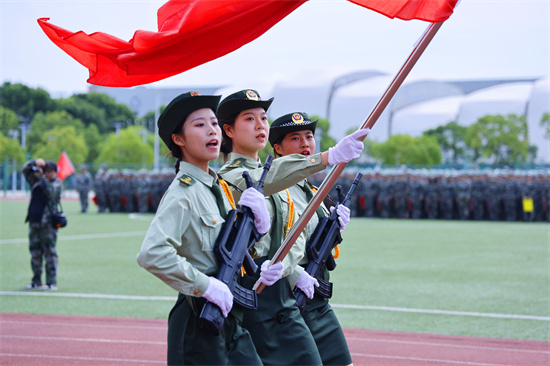 受訓學員們軍容齊整,軍姿挺拔,步伐矯健,女兵方陣也是英姿颯爽,步履