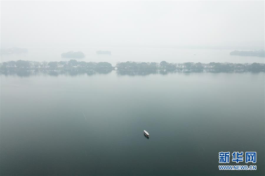 航拍雪中西湖