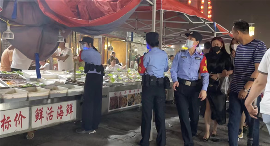 连云港巡逻女警在狂风暴雨中撑起遮阳伞_fororder_图片 5