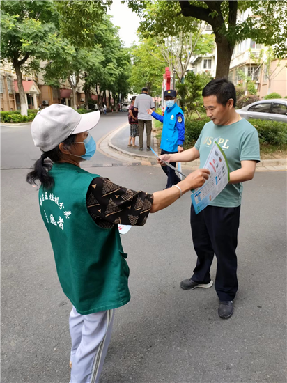 南京雨花台区梅山街道志愿者引导居民积极参与垃圾分类_fororder_图片 2