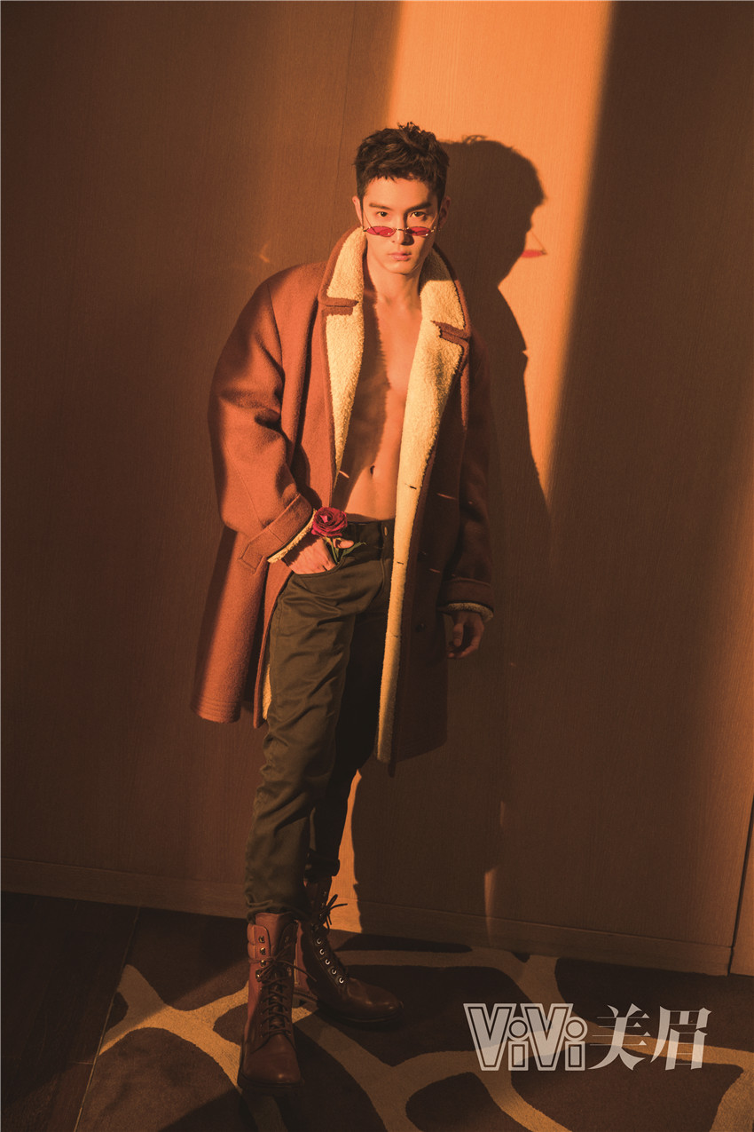 盛一伦曝情人节封面写真 知性绅士岁月静好