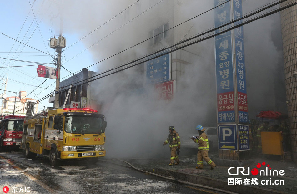 据多家韩国媒体报道，1月26日7时32分许，韩国庆尚南道密阳市一家疗养医院发生火灾。_fororder_CqgNOlpqfwaAelIkAAAAAAAAAAA321.950x620