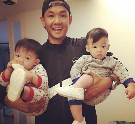 陈建州晒童年照 网友:双胞胎儿子跟你一模一样